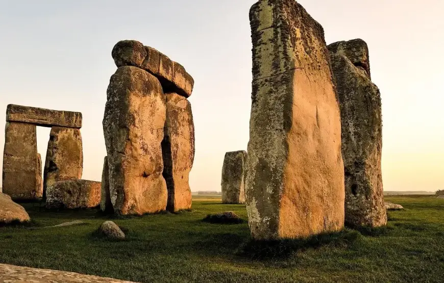 Stonehenge & Bath Private Car Tour from London